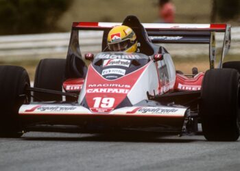 Senna com o Toleman TG183B em corrida na África do Sul