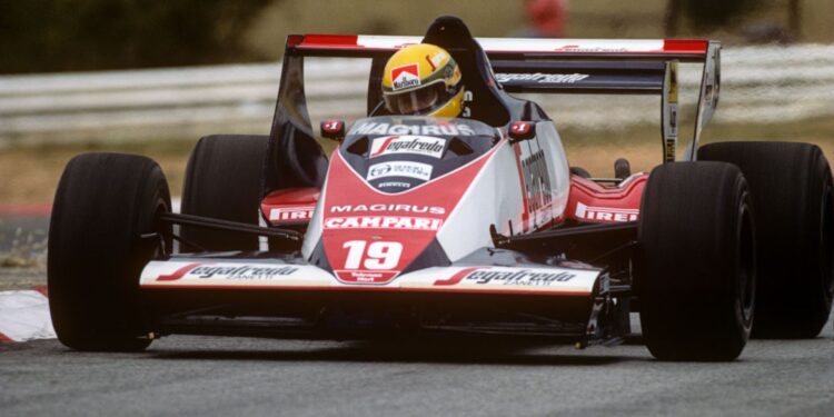 Senna com o Toleman TG183B em corrida na África do Sul