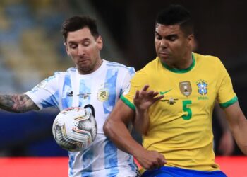 Casemiro em jogo contra Messi
