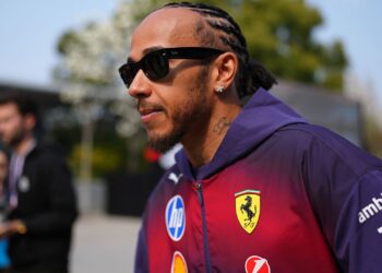 Lewis Hamilton com casaco da Ferrari