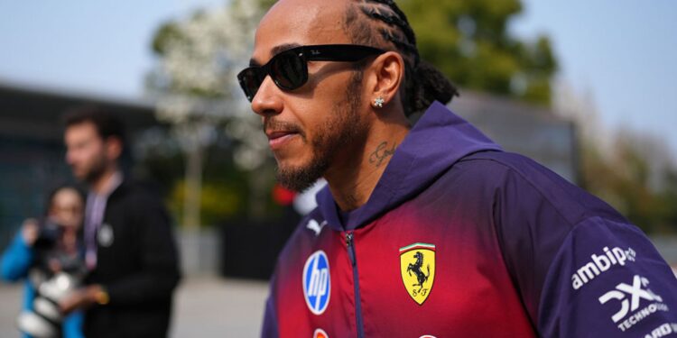 Lewis Hamilton com casaco da Ferrari