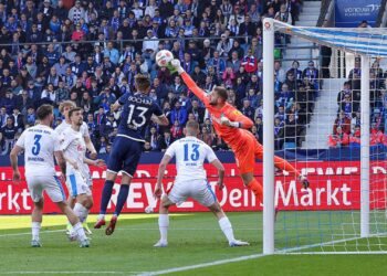 Goleiro fazendo defesa