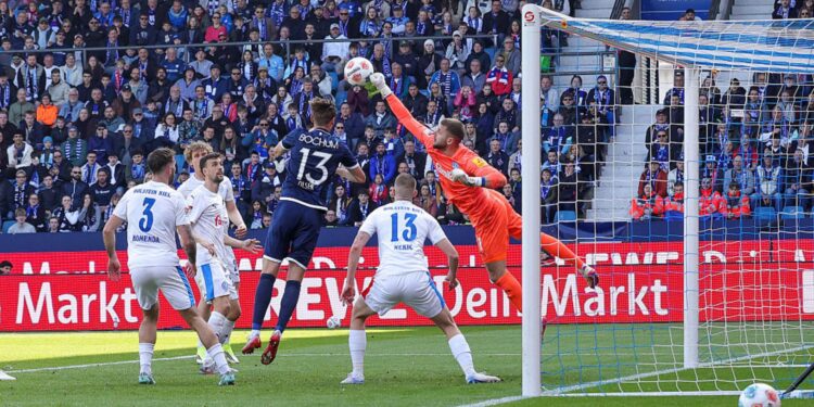 Goleiro fazendo defesa