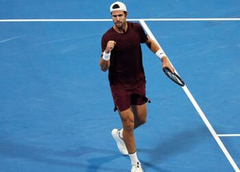 Karen Khachanov durante partida de tênis