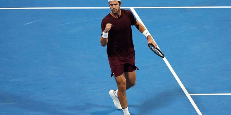 Karen Khachanov durante partida de tênis
