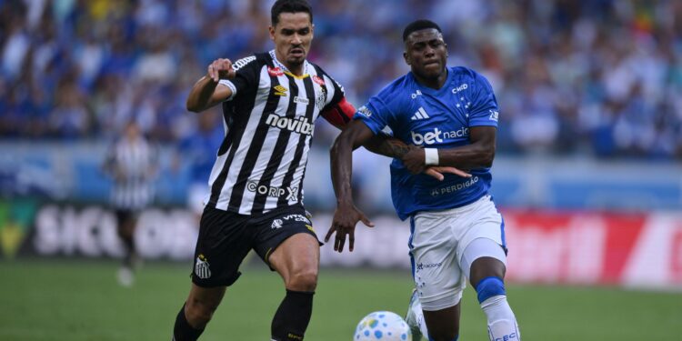 Cruzeiro e Santos em ação no Brasileirão