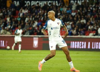 Deyverson durante jogo da LDU