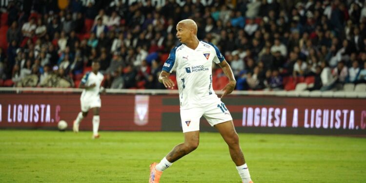 Deyverson durante jogo da LDU