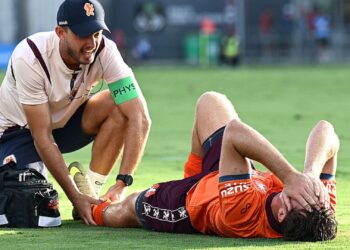 Jogador sentindo dor em campo