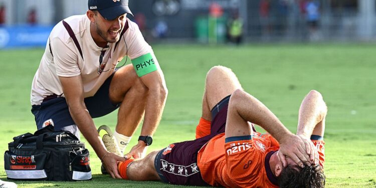 Jogador sentindo dor em campo