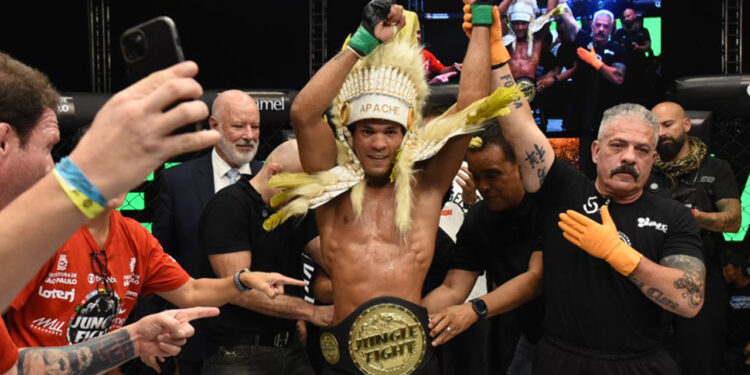 Emerson Apache conquistou o cinturão mundial do Jungle Fight - Foto: Carlos Ventura/Jungle Fight
