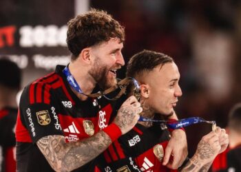 Everton Cebolinha e Léo Pereira com medalha