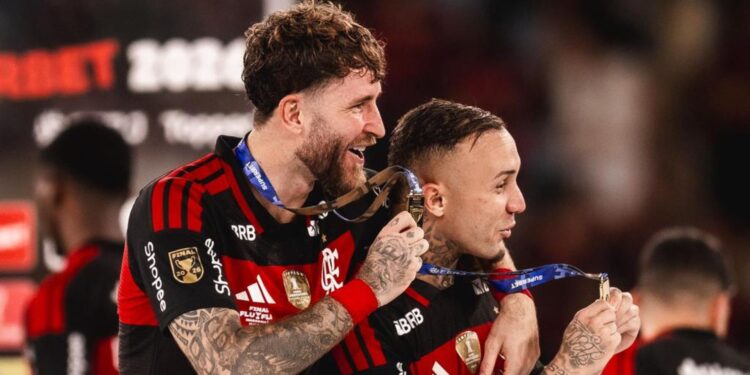 Everton Cebolinha e Léo Pereira com medalha
