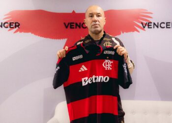 Leonardo Jardim segurando camisa do Flamengo