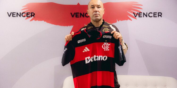 Leonardo Jardim segurando camisa do Flamengo