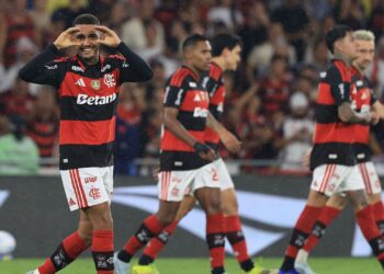 Jogadores do Flamengo comemorando gol contra o Remo