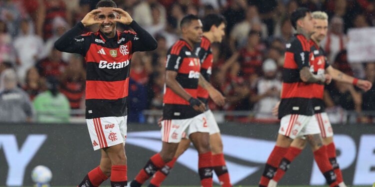 Jogadores do Flamengo comemorando gol contra o Remo