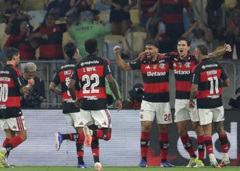 Jogadores do Flamengo comemorando gol