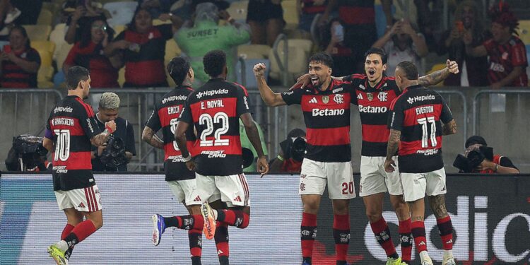 Jogadores do Flamengo comemorando gol