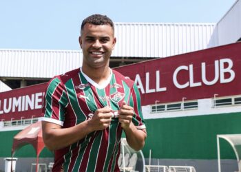 Alisson com camisa do Fluminense
