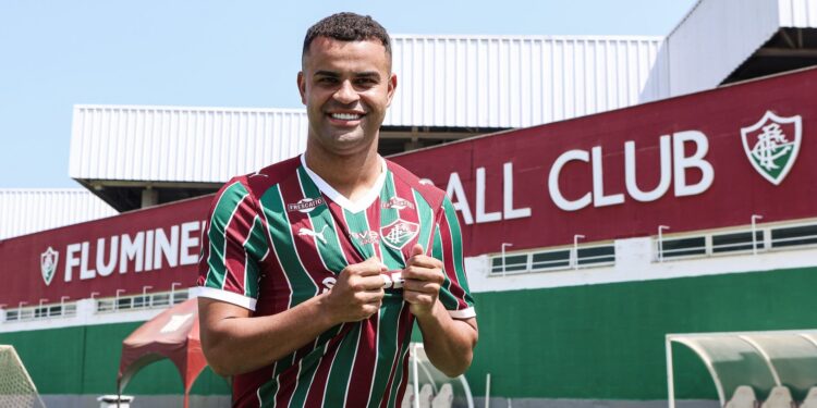 Alisson com camisa do Fluminense