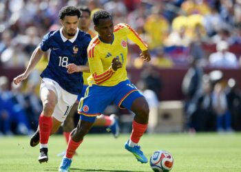Lance do jogo entre França e Colômbia