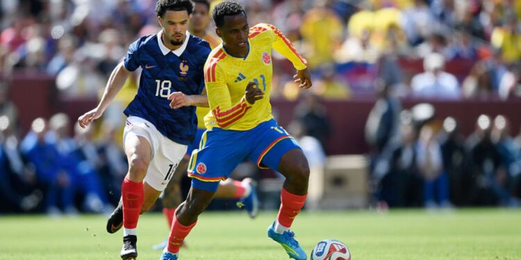 Lance do jogo entre França e Colômbia