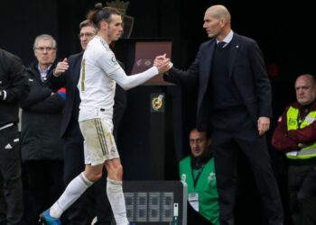 Gareth Bale cumprimentando Zidane