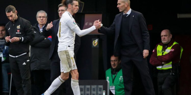 Gareth Bale cumprimentando Zidane