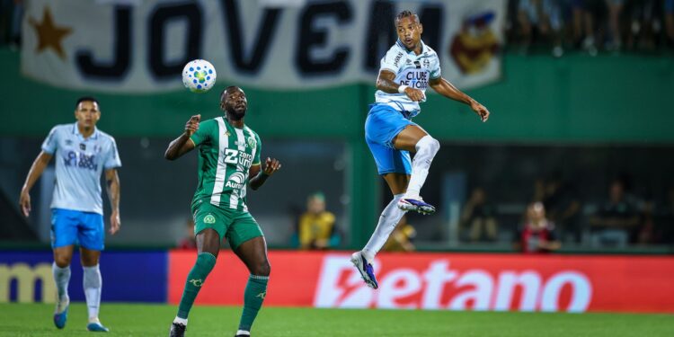 Lance do jogo entre Chapecoense e Grêmio