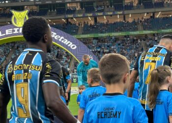 Jogadores do Grêmio entrando em campo
