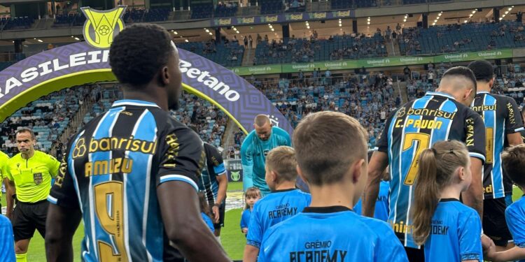 Jogadores do Grêmio entrando em campo