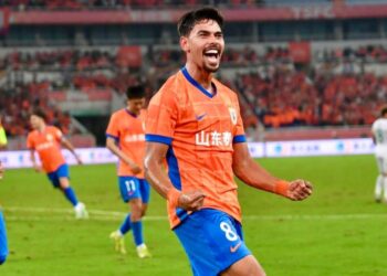 Guilherme Madruga comemorando gol na China