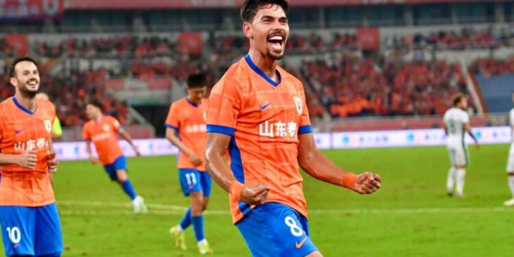 Guilherme Madruga comemorando gol na China