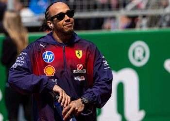 Lewis Hamilton com uniforme da Ferrari