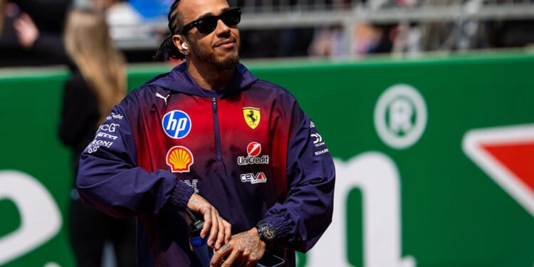 Lewis Hamilton com uniforme da Ferrari