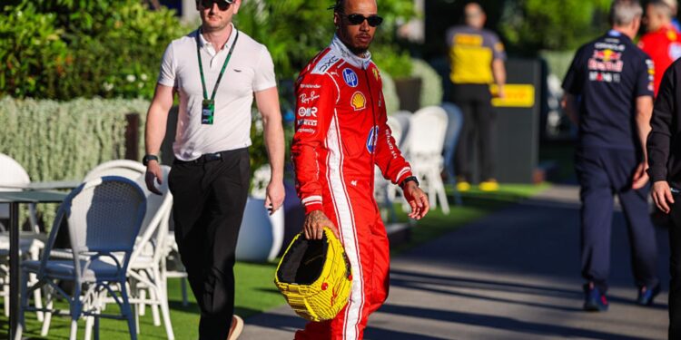 Lewis Hamilton em paddock na Austrália
