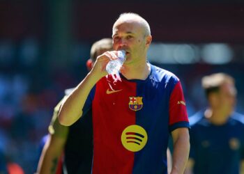 Iniesta em jogo de lendas do Barcelona