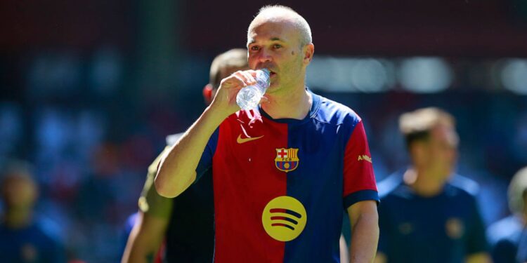 Iniesta em jogo de lendas do Barcelona