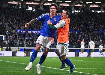 Jogadores da Itália comemorando gol