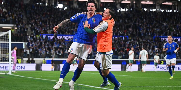 Jogadores da Itália comemorando gol