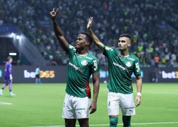 Jhon Arias comemorando gol pelo Palmeiras