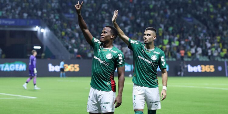 Jhon Arias comemorando gol pelo Palmeiras