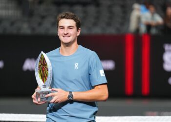 João Fonseca com o troféu do MGM Slam
