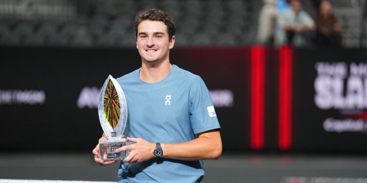 João Fonseca com o troféu do MGM Slam