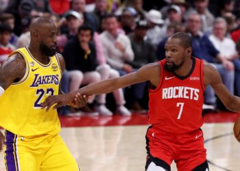 LeBron James e Kevin Durant em ação na NBA