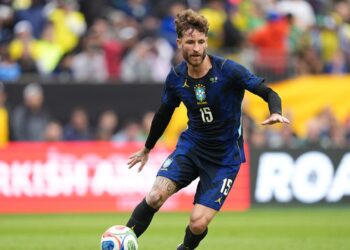 Léo Pereira durante partida contra a França