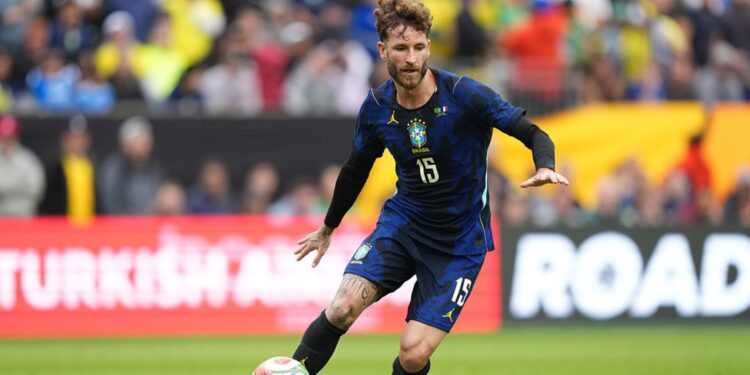 Léo Pereira durante partida contra a França