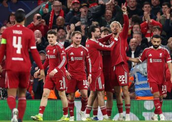 Jogadores do Liverpool comemorando gol