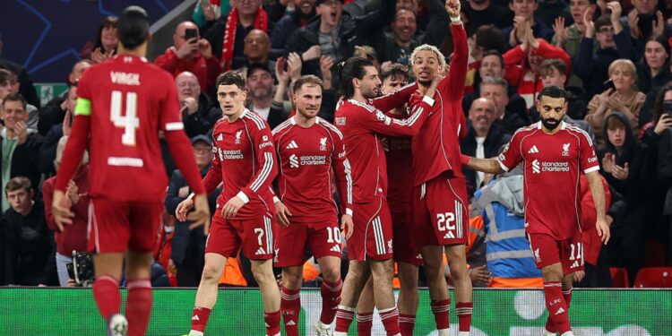 Jogadores do Liverpool comemorando gol